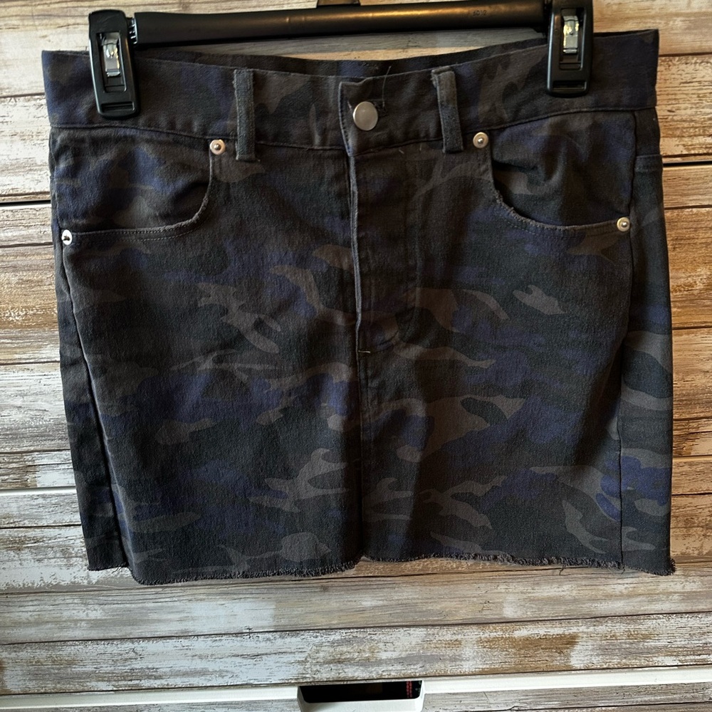 🖤 Olivia Ceous Black Camo Denim Mini Skirt Size M Raw Hem